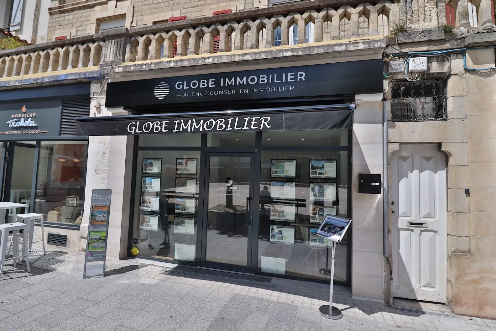 L'agence Globe Immobilier dans la rue des Halles à Biarritz